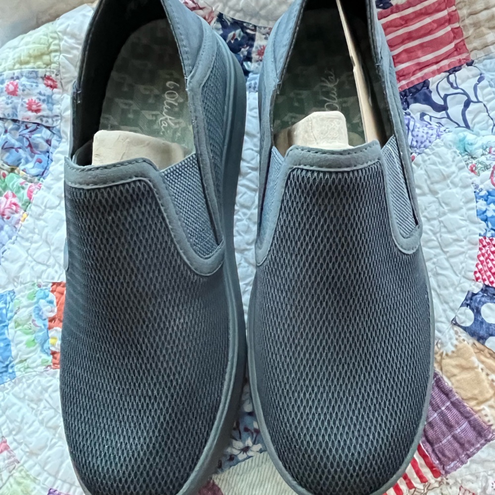 Olukai size 7 1/2 slip on shoes New in Box